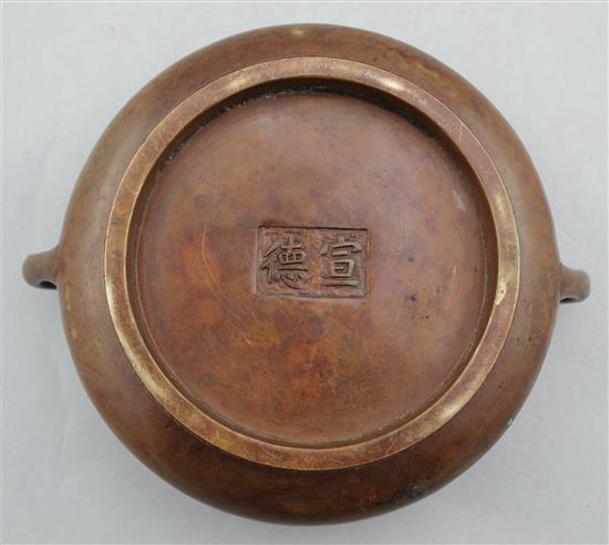 A Chinese bronze two handled censer, Gui, Xuande two character mark, 19cm.